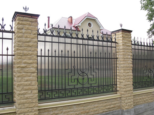 Качественный забор с воротами, как оградительная и декоративная часть дизайна Kovka